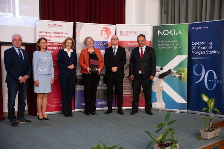 Pécsi Eszter díjat kapott Dr. Mindáné Kolostori Nóra